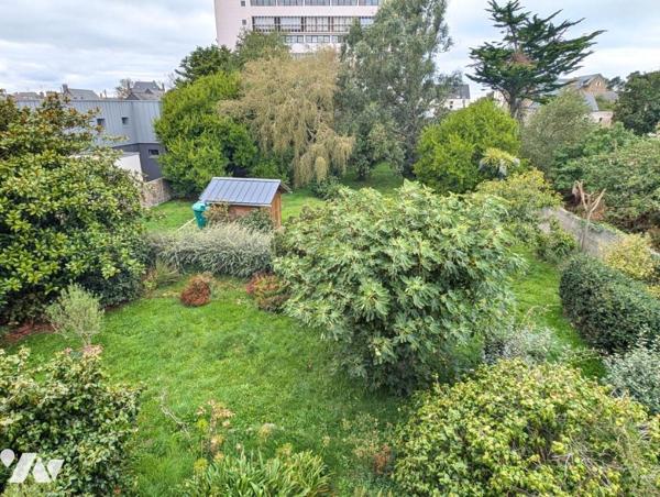 Maison en pierres avec jardin, à 300m de la mer, en plein centre-bourg