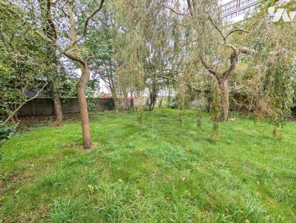 Maison en pierres avec jardin, à 300m de la mer, en plein centre-bourg