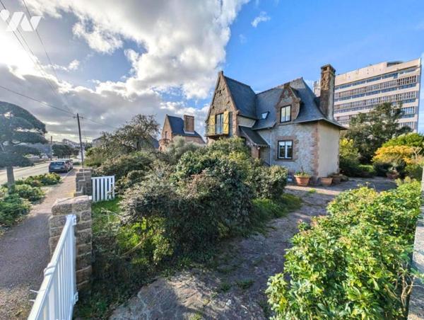 Maison en pierres avec jardin, à 300m de la mer, en plein centre-bourg