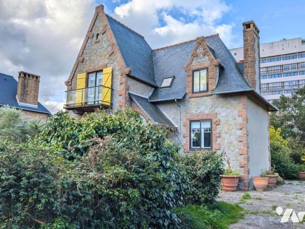 Maison en pierres avec jardin, à 300m de la mer, en plein centre-bourg