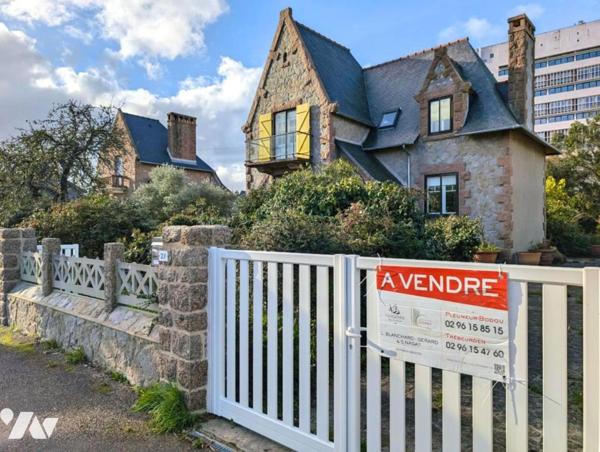 Maison en pierres avec jardin, à 300m de la mer, en plein centre-bourg