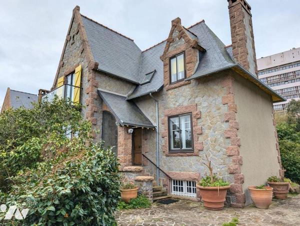 Maison en pierres avec jardin, à 300m de la mer, en plein centre-bourg
