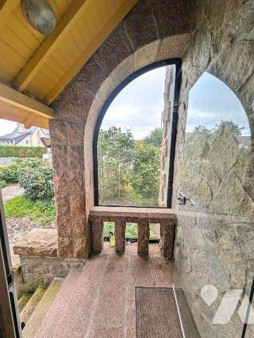 Maison en pierres avec jardin, à 300m de la mer, en plein centre-bourg