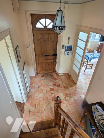 Maison en pierres avec jardin, à 300m de la mer, en plein centre-bourg