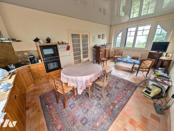 Maison en pierres avec jardin, à 300m de la mer, en plein centre-bourg