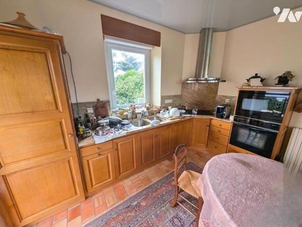 Maison en pierres avec jardin, à 300m de la mer, en plein centre-bourg