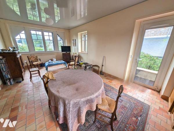 Maison en pierres avec jardin, à 300m de la mer, en plein centre-bourg