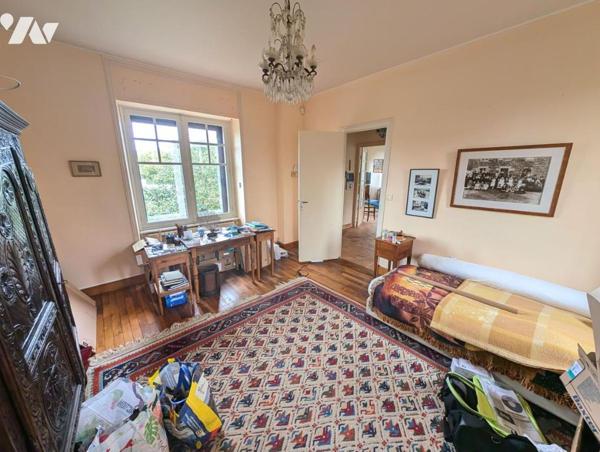 Maison en pierres avec jardin, à 300m de la mer, en plein centre-bourg