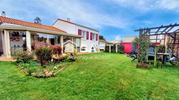 Maison familiale lumineuse avec véranda et jardin impeccable – 127 m² – 4 chambres- espace camping car