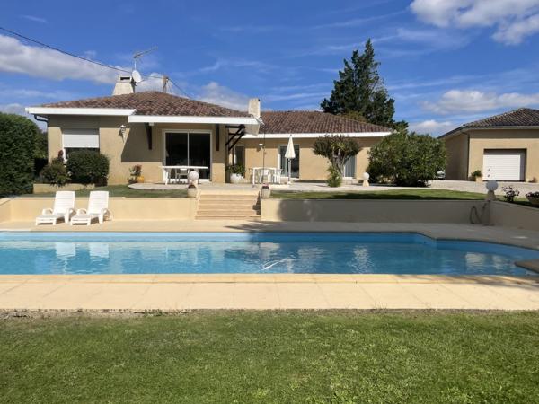 Villa de plain-pied avec piscine, garage et maison attenante en campagne