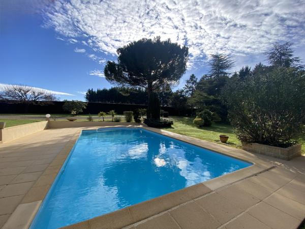 Villa de plain-pied avec piscine, garage et maison attenante en campagne
