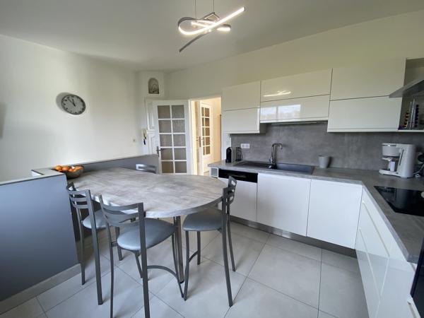 Villa de plain-pied avec piscine, garage et maison attenante en campagne
