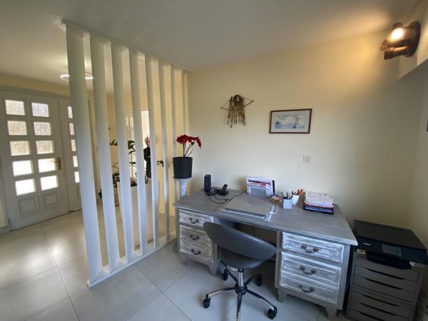 Villa de plain-pied avec piscine, garage et maison attenante en campagne