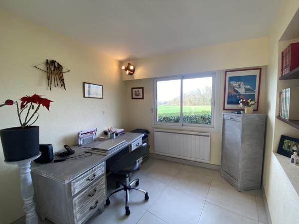 Villa de plain-pied avec piscine, garage et maison attenante en campagne