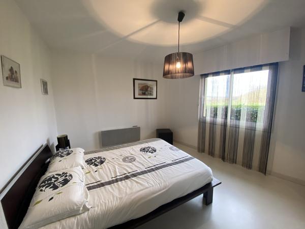 Villa de plain-pied avec piscine, garage et maison attenante en campagne