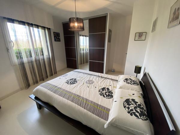 Villa de plain-pied avec piscine, garage et maison attenante en campagne