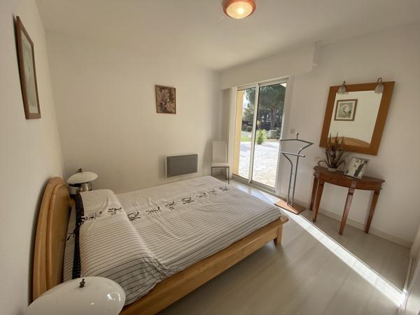 Villa de plain-pied avec piscine, garage et maison attenante en campagne
