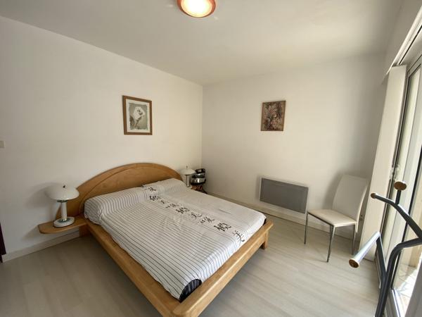 Villa de plain-pied avec piscine, garage et maison attenante en campagne