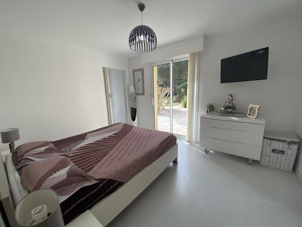 Villa de plain-pied avec piscine, garage et maison attenante en campagne
