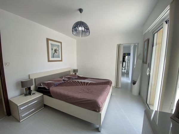Villa de plain-pied avec piscine, garage et maison attenante en campagne