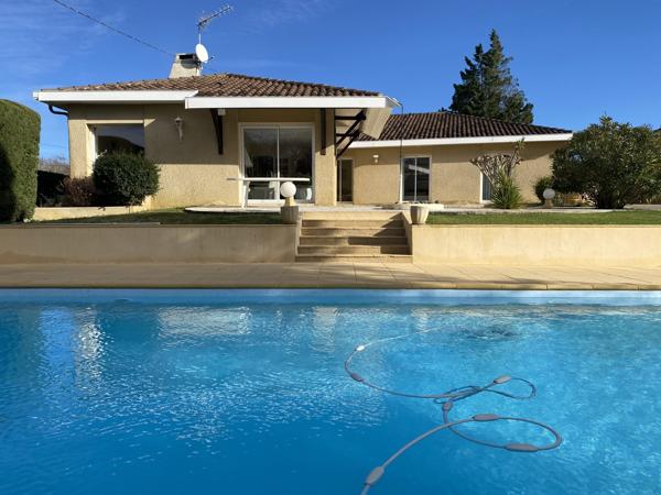 Villa de plain-pied avec piscine, garage et maison attenante en campagne