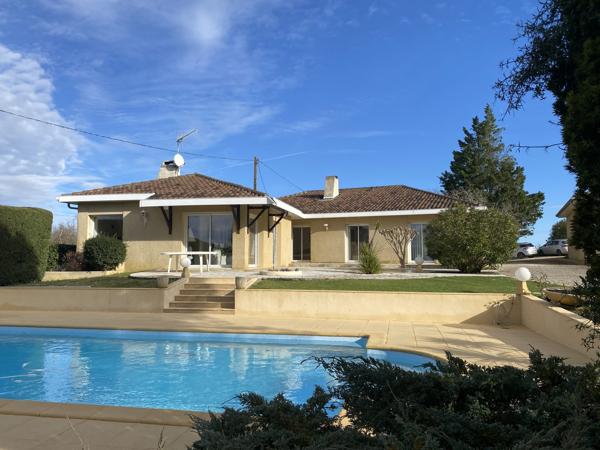 Villa de plain-pied avec piscine, garage et maison attenante en campagne
