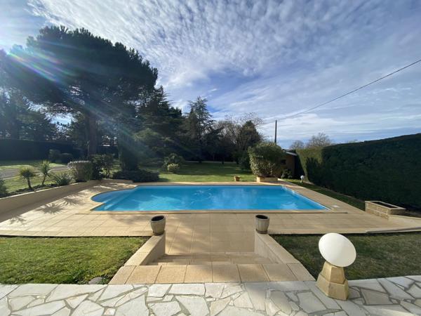 Villa de plain-pied avec piscine, garage et maison attenante en campagne