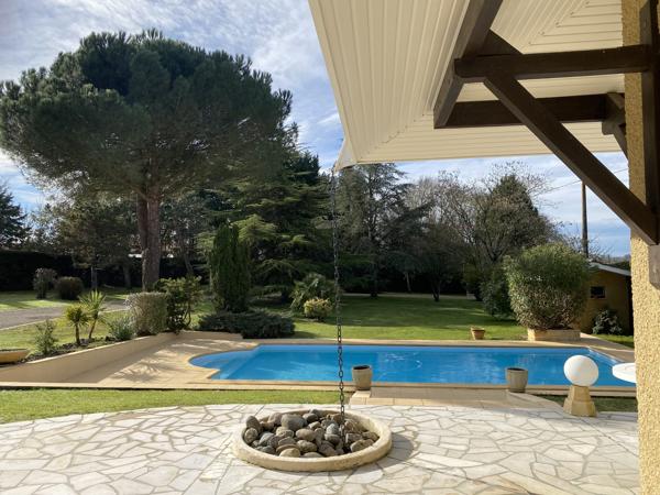 Villa de plain-pied avec piscine, garage et maison attenante en campagne