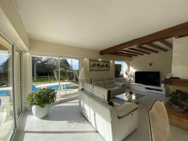 Villa de plain-pied avec piscine, garage et maison attenante en campagne