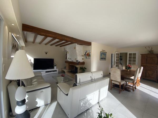 Villa de plain-pied avec piscine, garage et maison attenante en campagne
