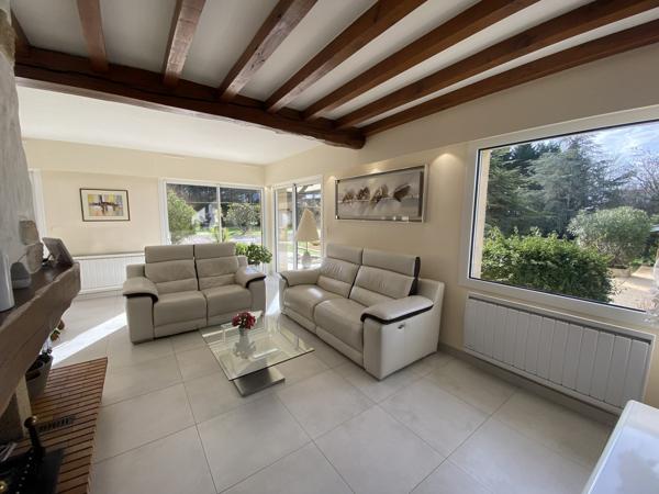 Villa de plain-pied avec piscine, garage et maison attenante en campagne