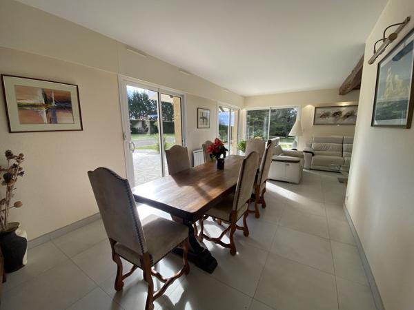 Villa de plain-pied avec piscine, garage et maison attenante en campagne