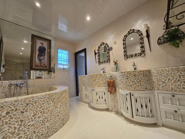 Hyères (83400) HYERES - MAGNIFIQUE MAISON EN POSITION DOMINANTE - VUE PANORAMIQUE - PISCINE AVEC CASCADE