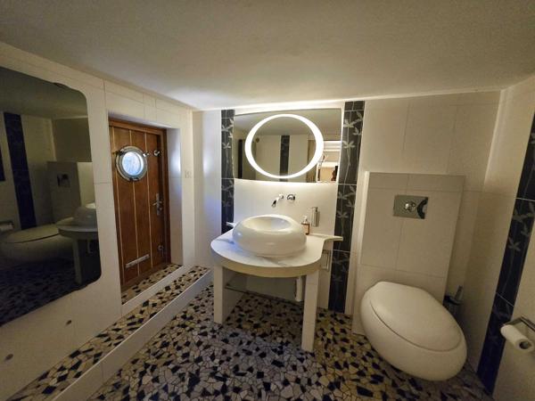 Hyères (83400) HYERES - MAGNIFIQUE MAISON EN POSITION DOMINANTE - VUE PANORAMIQUE - PISCINE AVEC CASCADE