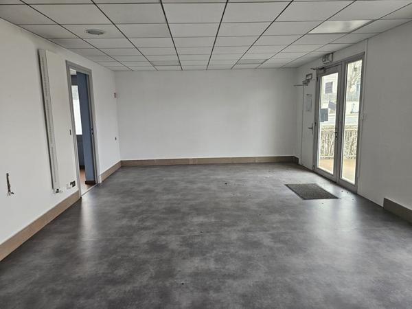 Exclusivité Guy Hoquet Rillieux - CREPIEUX LA PAPE - 3 rue des Verchères - Local professionnel à transformer en habitation