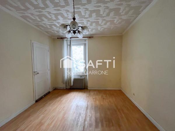 BIEN À FORT POTENTIEL PARFAIT POUR UNE FAMILLE , PROJET DE RÉNOVATION OU INVESTISSEURS .MAISON 95M2 AVEC GARAGE 36M2 ET JARDIN