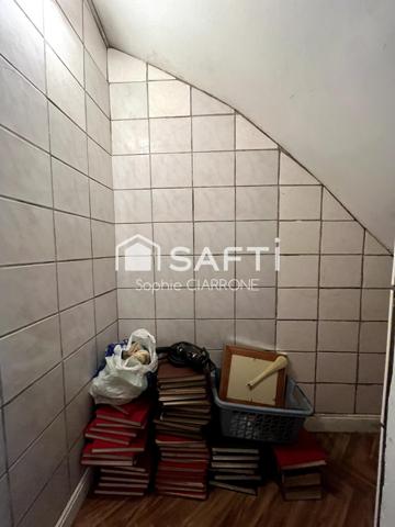 BIEN À FORT POTENTIEL PARFAIT POUR UNE FAMILLE , PROJET DE RÉNOVATION OU INVESTISSEURS .MAISON 95M2 AVEC GARAGE 36M2 ET JARDIN