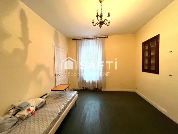 BIEN À FORT POTENTIEL PARFAIT POUR UNE FAMILLE , PROJET DE RÉNOVATION OU INVESTISSEURS .MAISON 95M2 AVEC GARAGE 36M2 ET JARDIN