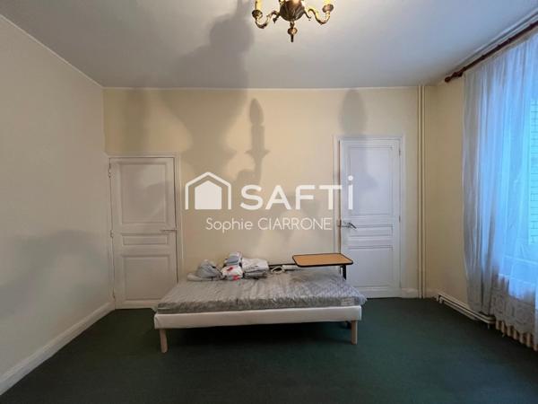 BIEN À FORT POTENTIEL PARFAIT POUR UNE FAMILLE , PROJET DE RÉNOVATION OU INVESTISSEURS .MAISON 95M2 AVEC GARAGE 36M2 ET JARDIN