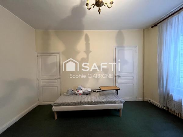 BIEN À FORT POTENTIEL PARFAIT POUR UNE FAMILLE , PROJET DE RÉNOVATION OU INVESTISSEURS .MAISON 95M2 AVEC GARAGE 36M2 ET JARDIN