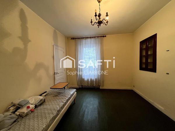 BIEN À FORT POTENTIEL PARFAIT POUR UNE FAMILLE , PROJET DE RÉNOVATION OU INVESTISSEURS .MAISON 95M2 AVEC GARAGE 36M2 ET JARDIN