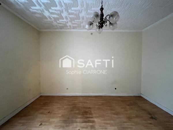 BIEN À FORT POTENTIEL PARFAIT POUR UNE FAMILLE , PROJET DE RÉNOVATION OU INVESTISSEURS .MAISON 95M2 AVEC GARAGE 36M2 ET JARDIN