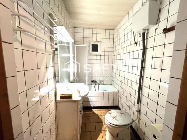 BIEN À FORT POTENTIEL PARFAIT POUR UNE FAMILLE , PROJET DE RÉNOVATION OU INVESTISSEURS .MAISON 95M2 AVEC GARAGE 36M2 ET JARDIN