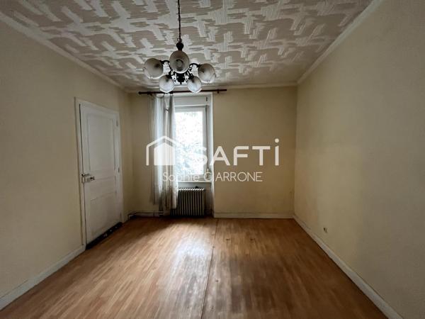 BIEN À FORT POTENTIEL PARFAIT POUR UNE FAMILLE , PROJET DE RÉNOVATION OU INVESTISSEURS .MAISON 95M2 AVEC GARAGE 36M2 ET JARDIN