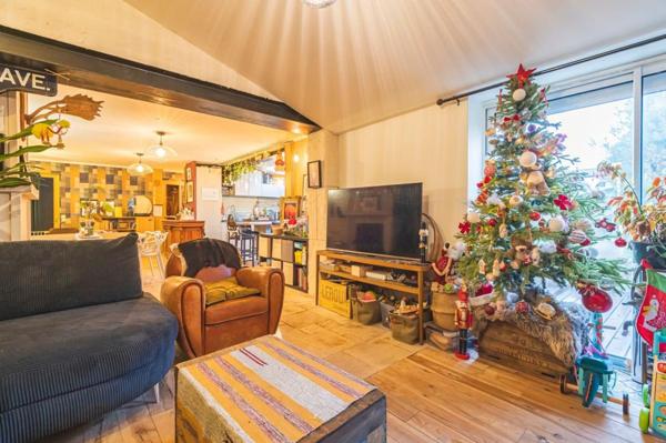 Maison en fond de jardin avec dépendances