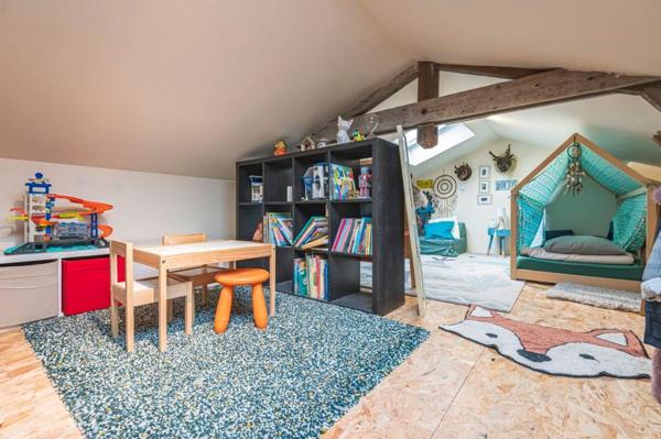 Maison en fond de jardin avec dépendances