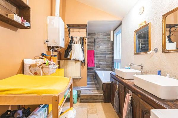 Maison en fond de jardin avec dépendances