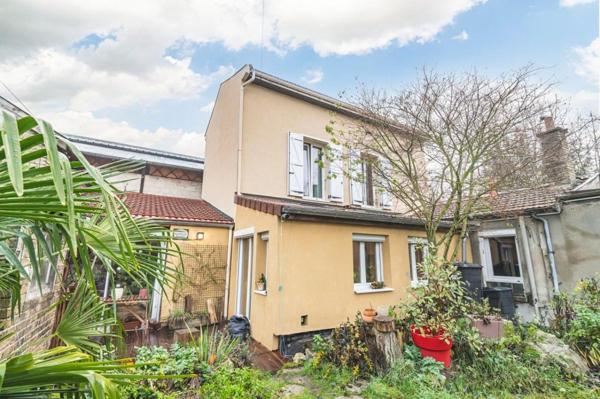 Maison en fond de jardin avec dépendances