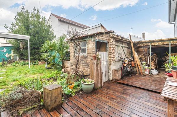 Maison en fond de jardin avec dépendances