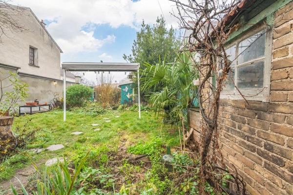Maison en fond de jardin avec dépendances